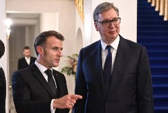 VUČIĆ SA MAKRONOM TRI SATA O SARADNJI Velika čast za Srbiju, moguće je da francuski predsednik uskoro poseti Beograd