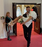 SUPRUGU KRIJE OD JAVNOSTI, A SADA SE SVE SAZNALO Priča se da pevač oženio zbog papira, evo čime se bavi njegova izabranica