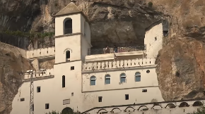 ŠOKANTNA TAJNA OSTROGA Evo zašto vernici nose vunene čarape pred mošti Svetog Vasilija – razlog će vas ZAPREPASTITI!