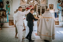 AU, MAJKO MILA, KAKVA BRUKA NA SVADBI Mlada stajala pred oltarom, a onda su u salu iznenada utrčali oni - gosti ostali skamenjeni od šoka! (VIDEO)