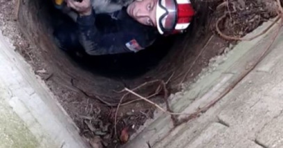 SRPSKI VATROGASAC SE SPUSTIO U BUNAR OD 15 METARA Progutao ga je mrak, a kada je izašao nastale su fotografije od kojih zastaje dah