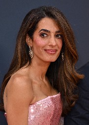 ŠTA SU TO URADILI SA LICEM AMAL KLUNI!?  Nove fotografije slavne advokatice šokirale javnost