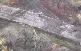 RUSI DIGLI U VAZDUH POLA NASELJA Objavljeni EPSKI snimci bitke za Jablokovo, trobojka se vijori među ruševinama (VIDEO)