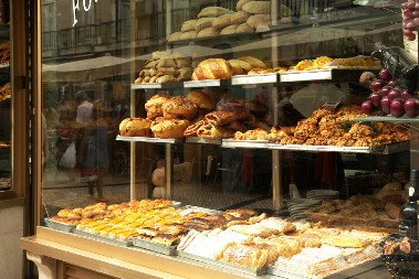 VIC DANA Mujo kreće kući s posla kad ga nazove Fata i kaže mu da kupi par kolača...