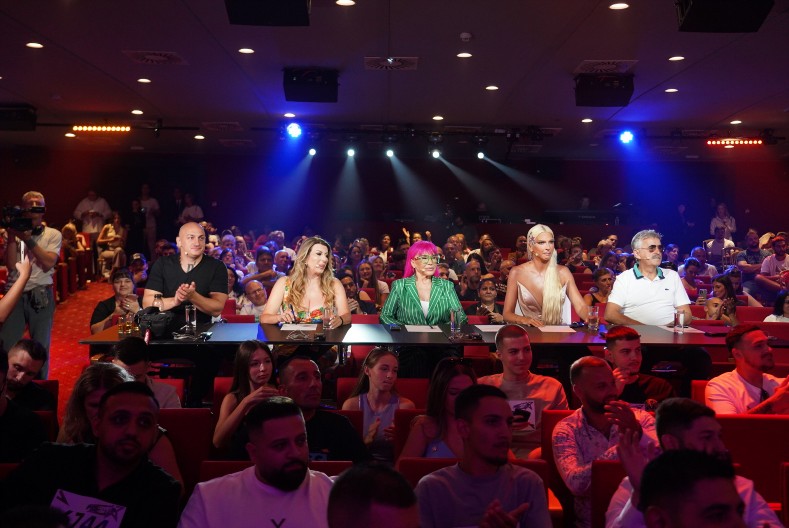 "GLEDAMO TVOJ JUTARNJI PROGRAM" Jovana Jeremić zapevala u Pinkovim zvezdama, Desingerica joj se odmah obratio