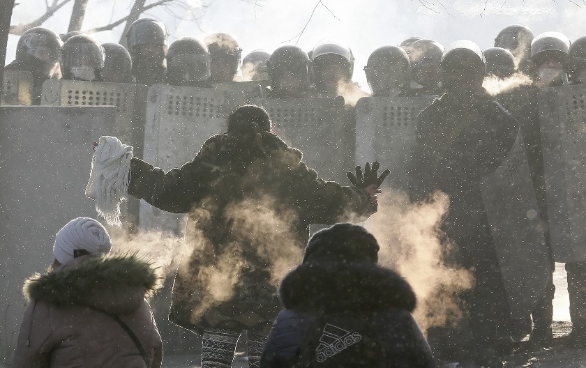ZAPANJUJUĆA SLIČNOST! OVA SCENA NA MAJDANU PRETHODILA JE KRVOPROLIĆU I RAZARANJU! Skoro identičnu sada gledamo u Beogradu, šta spremaju blokaderi? (FOTO)