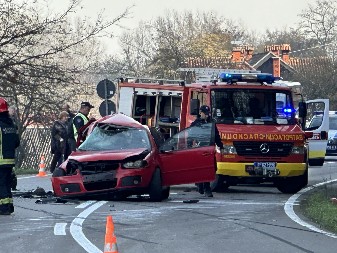 MLADIĆ (19) STRADAO U SUDARU KOD ČAČKA Prvi detalji i slike sa mesta nesreće, četvoro povređeno, od toga dvoje dece
