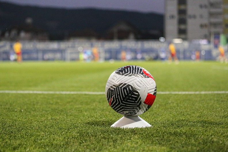 HOROR NA STADIONU Navijač zario ključ u glavu fudbaleru (UZNEMIRUJUĆE)