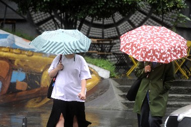 STIŽU CRNI OBLACI, EVO KAD ĆE KIŠA Uskoro i totalni sunovrat temperature