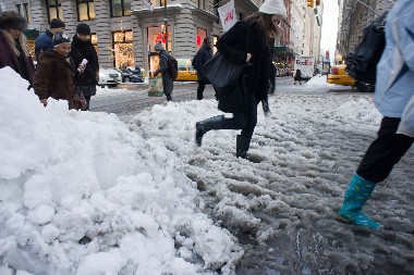 OVAJ TRIK ČINI VAŠE ZIMSKE CIPELE VODOOTPORNIM Sve što vam treba su sveća i fen