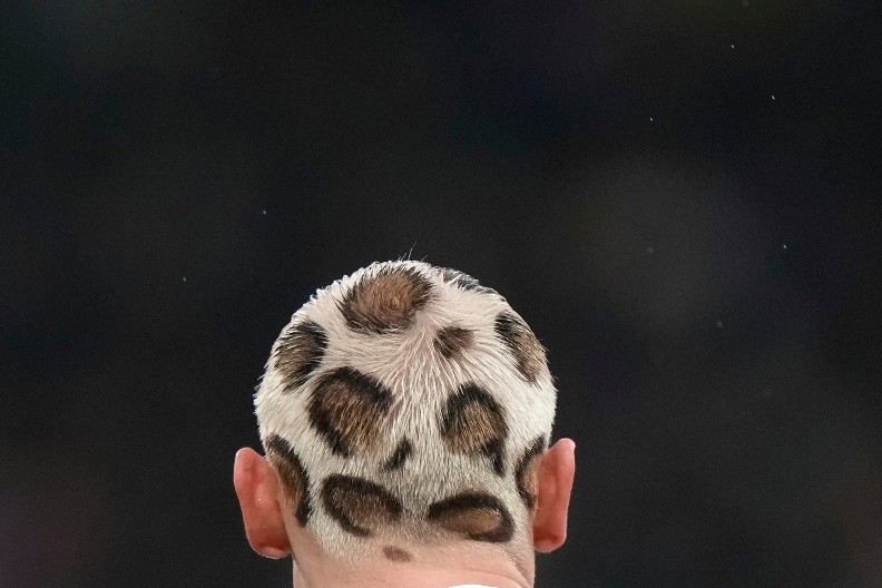 SVI PRIČAJU O NJEMU Reprezentacija mu posle skoro 30 godina otišla na Mundijal, a njegova frizura zaprepastila je sve (FOTO)