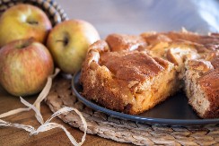 BAKA JELIN KOLAČ SA JABUKAMA NAPRAVI SE ZA 10 MINUTA A zbog njega i komšije dolaze nepozvane