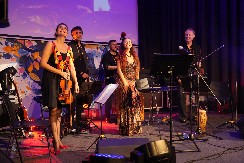 MUZIČKO PUTOVANJE KROZ EVERGREEN HITOVE: Nezaboravno veče uz kvartet „Rocher“ i specijalnu gošću Madam Piano