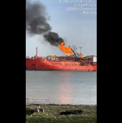 RUSI ŽESTOKO NAPALI LUKU IZMAIL NA DUNAVU Tri drona pogodila ukrajinski tanker "Orinda" (VIDEO)