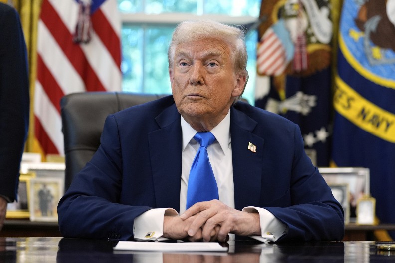 TRAMP NAJAVIO OPASAN POTEZ Uvodi novi zakon koji će pogoditi mnoge države