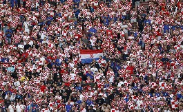 NACIZAM U PODGORICI, ČUJE SE I "UBIJ SRBINA" Hiljade policajaca čuva Hrvate u Crnoj Gori, sprečen dolazak Delija i Grobara (VIDEO)