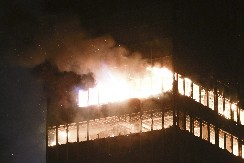 STRAVIČNI SNIMAK IZ ZAGREBA,VATRA PROGUTALA NEBODER! Ovo su prve fotografije požara, vatrogasci jedva ušli u zgradu (FOTO/VIDEO)