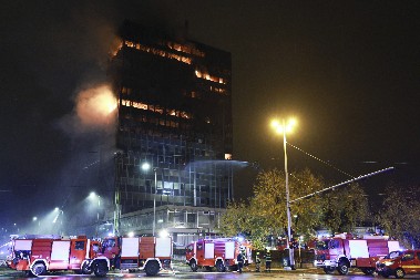KRHOTINE PADAJU SA SOLITERA NA ULICU, GORNJI SPRAT PONOVO ZAHVATIO PLAMEN! Jezive slike Zagreba u oblaku dima, opasnost NIJE PROŠLA (FOTO)