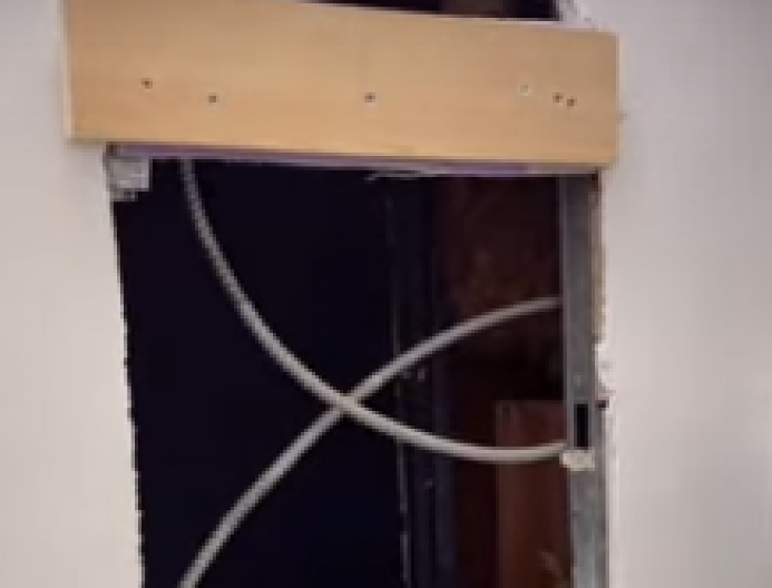 ZAHVALJUJUĆI NEOBIČNOJ PROMAJI U NOVOM STANU OTKRILA JE RUPU U KUPATILU Zavirila je u nju i sledila se - ugledala je nešto jezivo