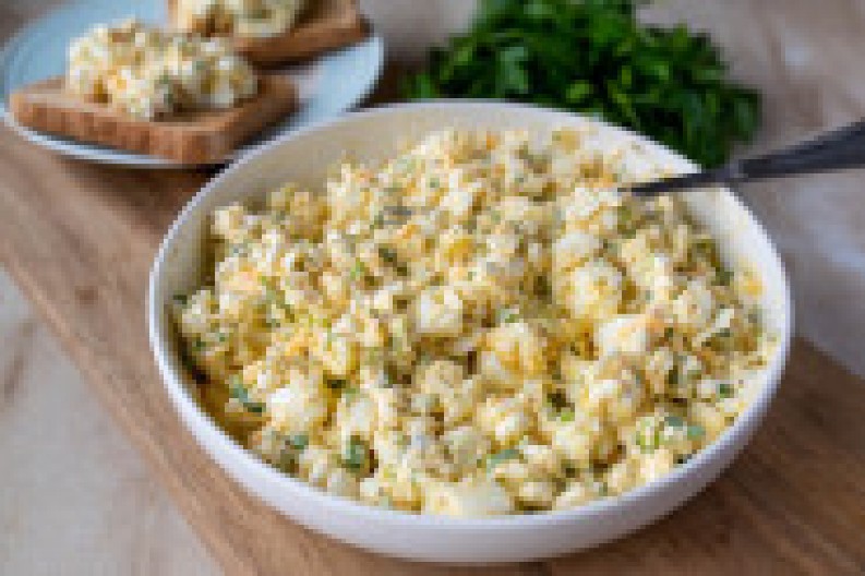 GURMANSKA SALATA SA SLANINOM I JAJIMA Kremasta i slasna, bolja od ruske i mimoze