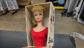 ŠOK U SECOND HAND RADNJI! Kupila staru Barbiku za 1000 dinara – kad čujete koliko STVARNO vredi, vilica će vam pasti od šoka!