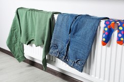 NEMOJTE SUŠITI ODEĆU NA RADIJATORU Niste ni svesni kakvu katastrofu tako možete izazvati