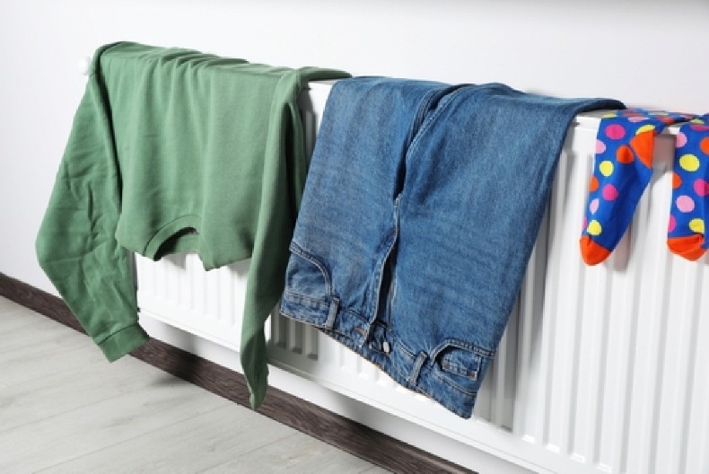 NEMOJTE SUŠITI ODEĆU NA RADIJATORU Niste ni svesni kakvu katastrofu tako možete izazvati