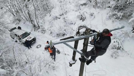 SNEG OSTAVIO 5.000 LJUDI BEZ STRUJE Ekipe na terenu rešavaju problem, evo KOLIKO je napadalo