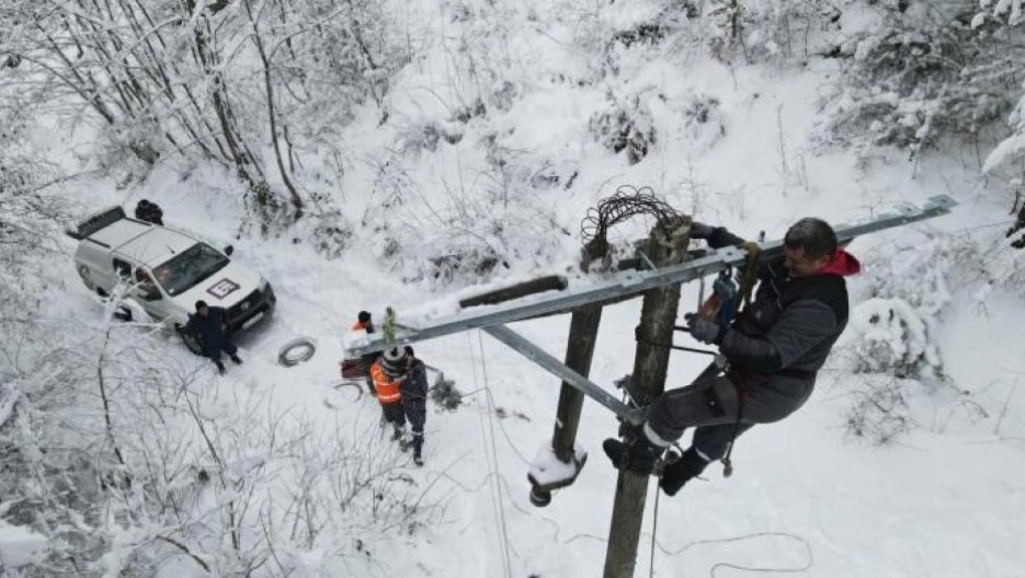 SNEG OSTAVIO 5.000 LJUDI BEZ STRUJE Ekipe na terenu rešavaju problem, evo KOLIKO je napadalo
