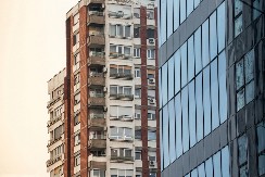 POLICIJA ZATEKLA STRAVU I UŽAS U JEDNOM STANU U SRBIJI Mlada žena kupila garsonjeru, ništa nije delovalo sumnjivo - a onda je počeo HOROR!