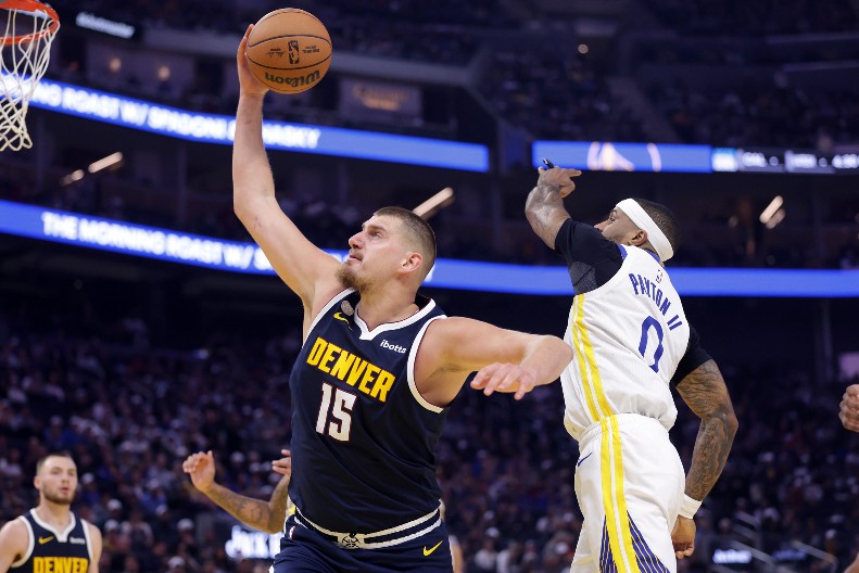 DA LI JE STVARNO TO URADIO? Nikola Jokić je toliko dobar da može da igra samo jednom rukom, ali stvarno (VIDEO)