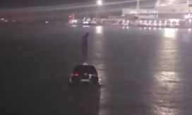 NESREĆA IZBEGNUTA ZA DLAKU Automobil upao u more tokom ulaska na trajekt za Albaniju, čovek se jedva spasio (VIDEO)