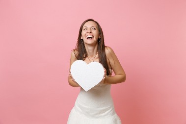 KAKAV ŠOK NA SVADBI - MLADA SE U OVOME POJAVILA PRED OLTAROM  Ljudi brišu suze od smeha i ne veruju - Kako joj je to samo palo na pamet?