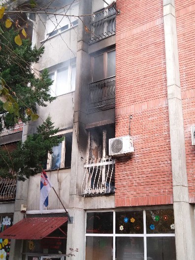 EKSPLODIRAO JOJ FEN U RUCI, ONA ODBIJALA DA IZAĐE Prvi snimci i fotografije sa mesta požara u Lazarevcu (FOTO/VIDEO)