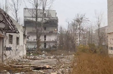 PRVI SNIMCI ZAUZETOG POKROVSKA Rusi mirno šetaju razrušenim gradom, izgleda kao da je protutnjala apokalipsa (VIDEO)