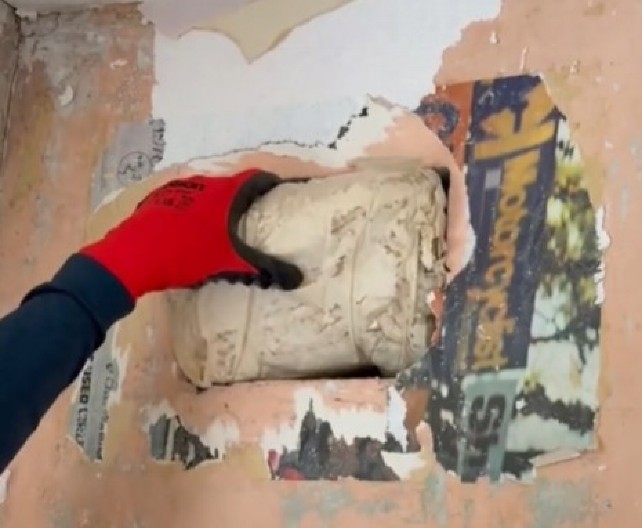 RENOVIRANJE SE PRETVORILO U NOĆNU MORU Oljuštili tapete, a ispod se krila rupa u zidu - ono što se krilo unutra ledi krv u žilama! (VIDEO)