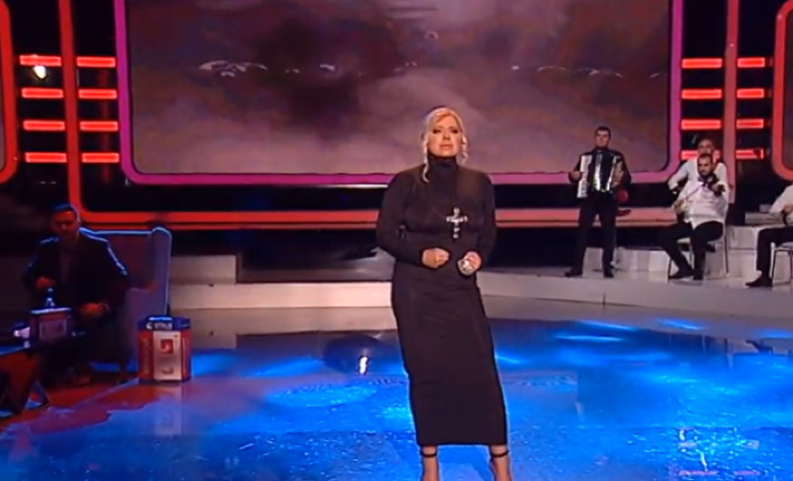 PEVAČICU UCENJIVALI EKSPLICITNIM FOTOGRAFIJAMA Ona ceo slučaj prijavila policiji!