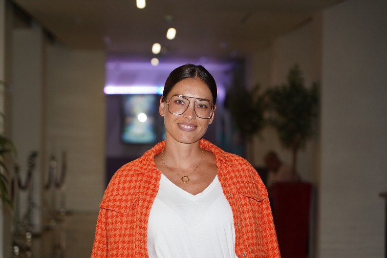 MIRKA VASILJEVIĆ SE SKINULA Glumica se opružila i pokazala čime raspolaže, poza ostavlja bez daha (FOTO)