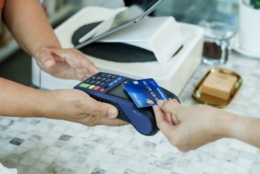 ŠTA DA RADITE SA STARIM KARTICAMA? Nikako ih ne bacajte, stići će vam kazna čak 2.500 evra