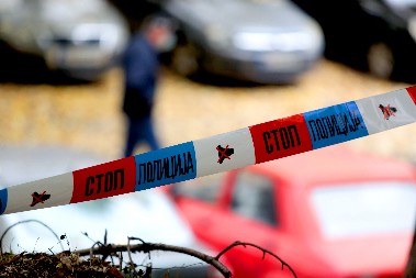 KRVAVI ARANĐELOVDAN U BATAJNICI, 2005. Pijanac ležao na pruzi, pa 19 puta ubo nožem devojčicu (13) koja je prišla da mu POMOGNE