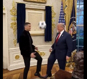 TRAMP I RONALDO IGRAJU FUDBAL U OVALNOJ SOBI Objavljen snimak, evo o čemu je reč (VIDEO)