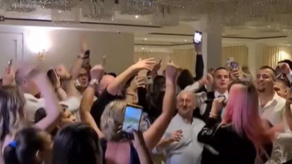 NAŠ PEVAČ ODBIO DA PEVA ZA 100.000 EVRA! Njegov kolega u šoku: "Koja budala, nekad je pevao za 50 maraka"