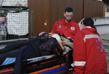 TEŠKA I JEZIVA NOĆ ZA EKIPE HITNE POMOĆI Devojka skočila sa Pančevačkog mosta, brojne saobraćajke i bilo je dosta oborenih pešaka