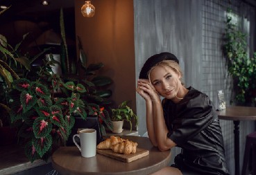 PARIŽANKE SADA FURAJU SAMO OVU FRIZURU  Otmena je do bola, vrlo lako se održava i gde god da odete ostavljate utisak