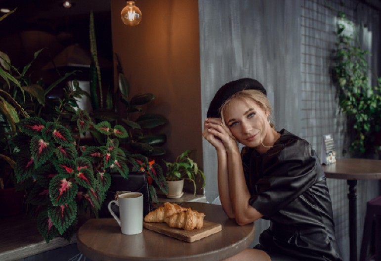 PARIŽANKE SADA FURAJU SAMO OVU FRIZURU  Otmena je do bola, vrlo lako se održava i gde god da odete ostavljate utisak