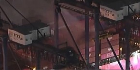 ODJEKNULA EKSPLOZIJA U LUCI, ZAPALJENE OPASNE MATERIJE Strahovit požar zahvatio brod u Los Anđelesu (VIDEO)