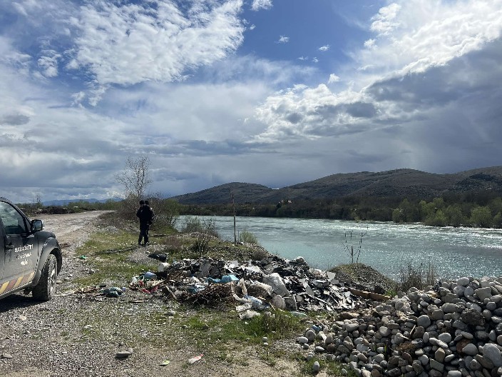 MLADIĆ SPASAO ŽENU IZ NABUJALE MORAČE! Nakon ponoći skočila sa Visećeg mosta