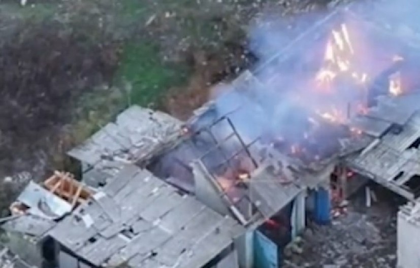 NA KOLENIMA PUZALI IZ ZAPALJENOG OBJEKTA Ruska ofanziva i čišćenje Zvanovke snimljeni kamerom