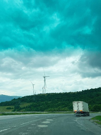OLUJNI VETAR PREVRNUO KAMPER Ima povređenih
