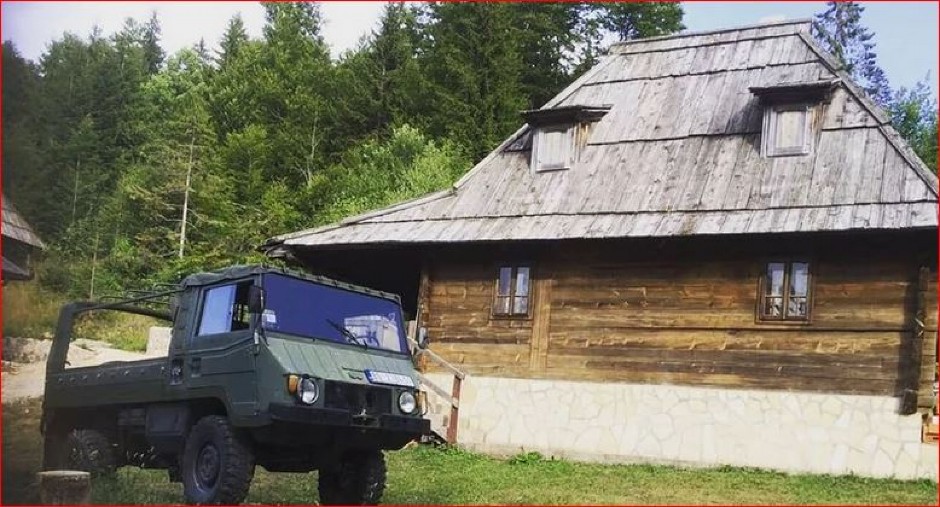 ZARAĐUJE OGROMAN NOVAC, A IMA DRVENU KUĆU! Naš proslavljeni glumac boravi na ovoj lokaciji! (FOTO)